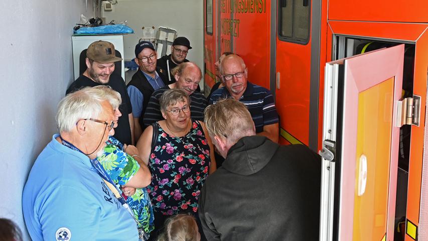 Großes Interesse hatten die dänischen Samariter an der Ausstattung der Rettungsfahrzeuge.
