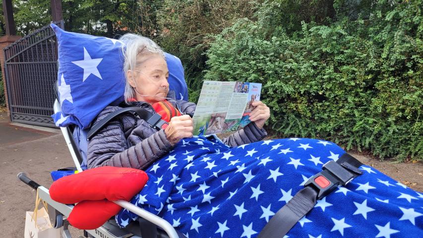 Maria studiert die Broschüre von Hagenbecks Tierpark